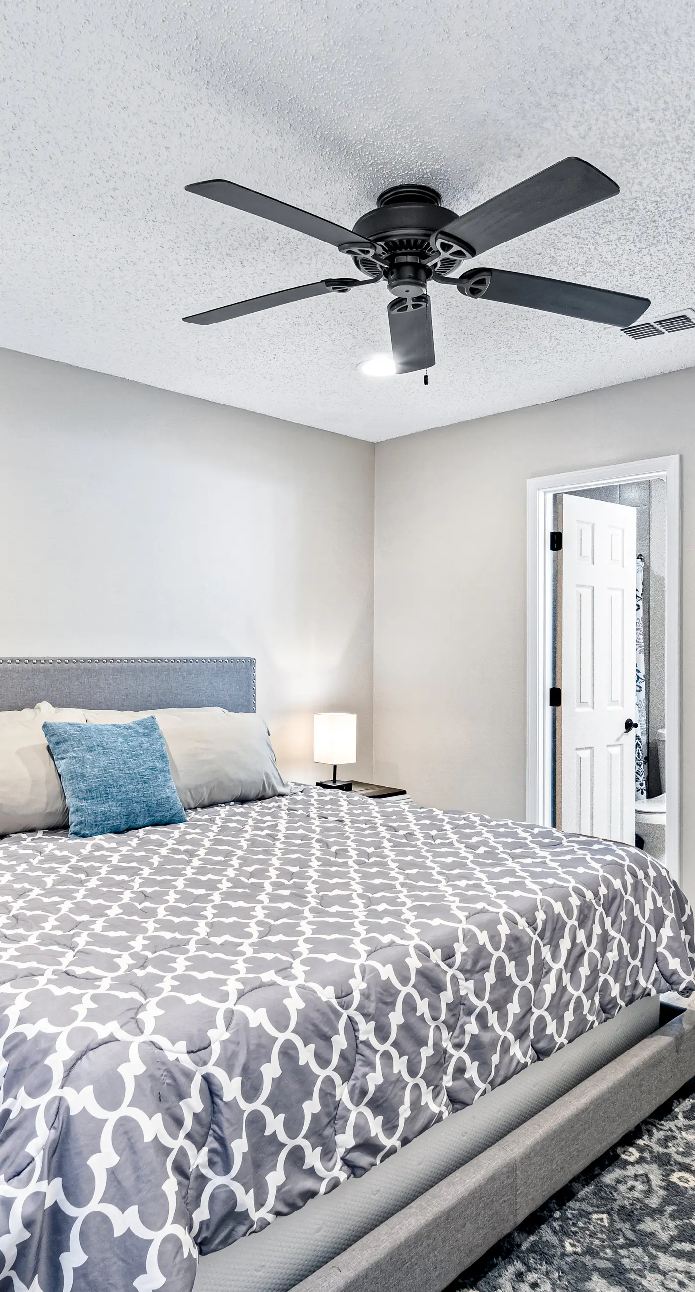 Dog-friendly townhome with private deck, charming interior, washer&dryer & AC