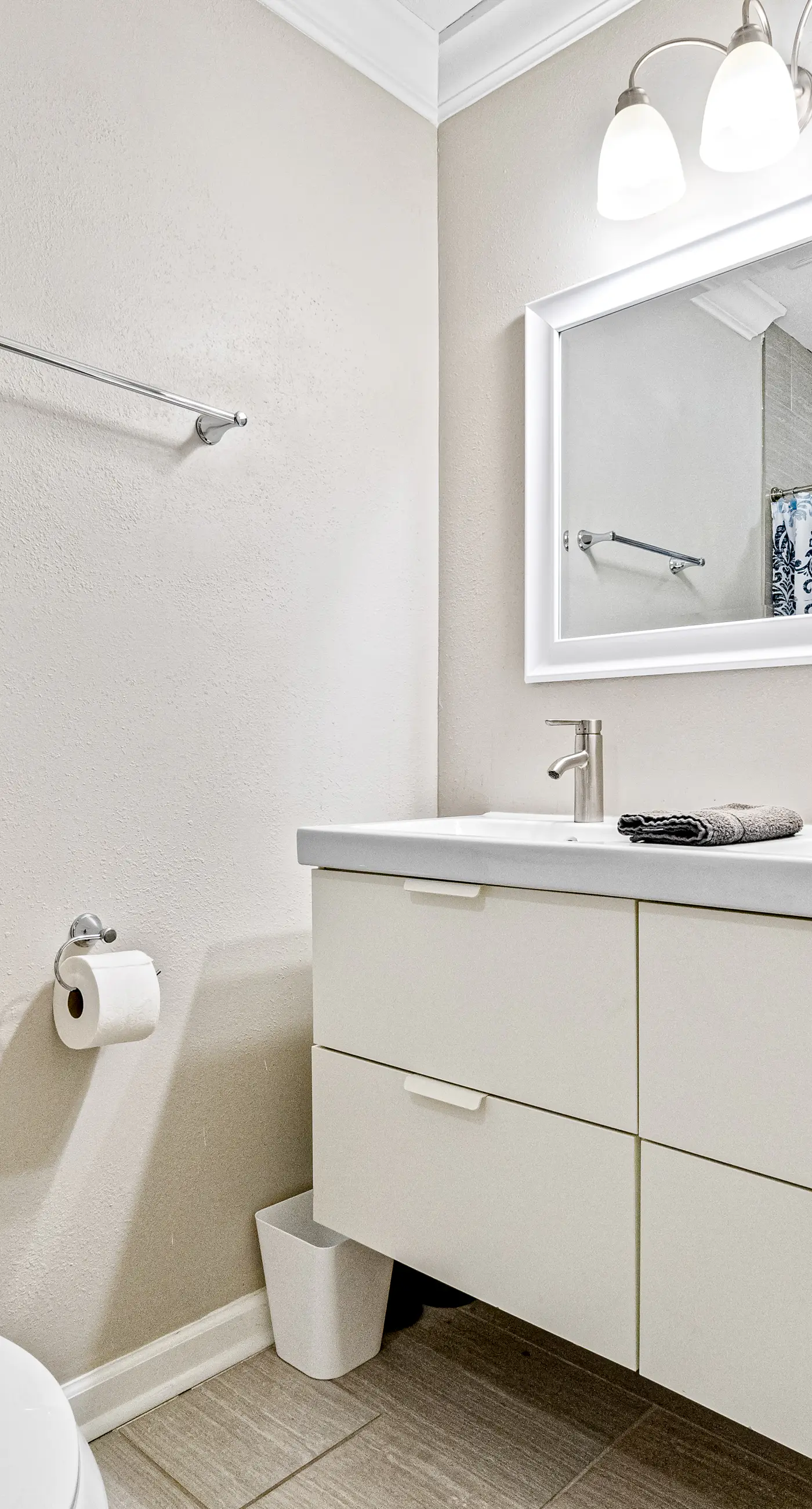 Dog-friendly townhome with private deck, charming interior, washer&dryer & AC