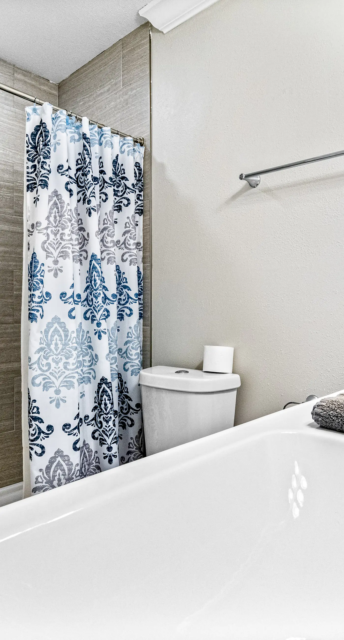 Dog-friendly townhome with private deck, charming interior, washer&dryer & AC