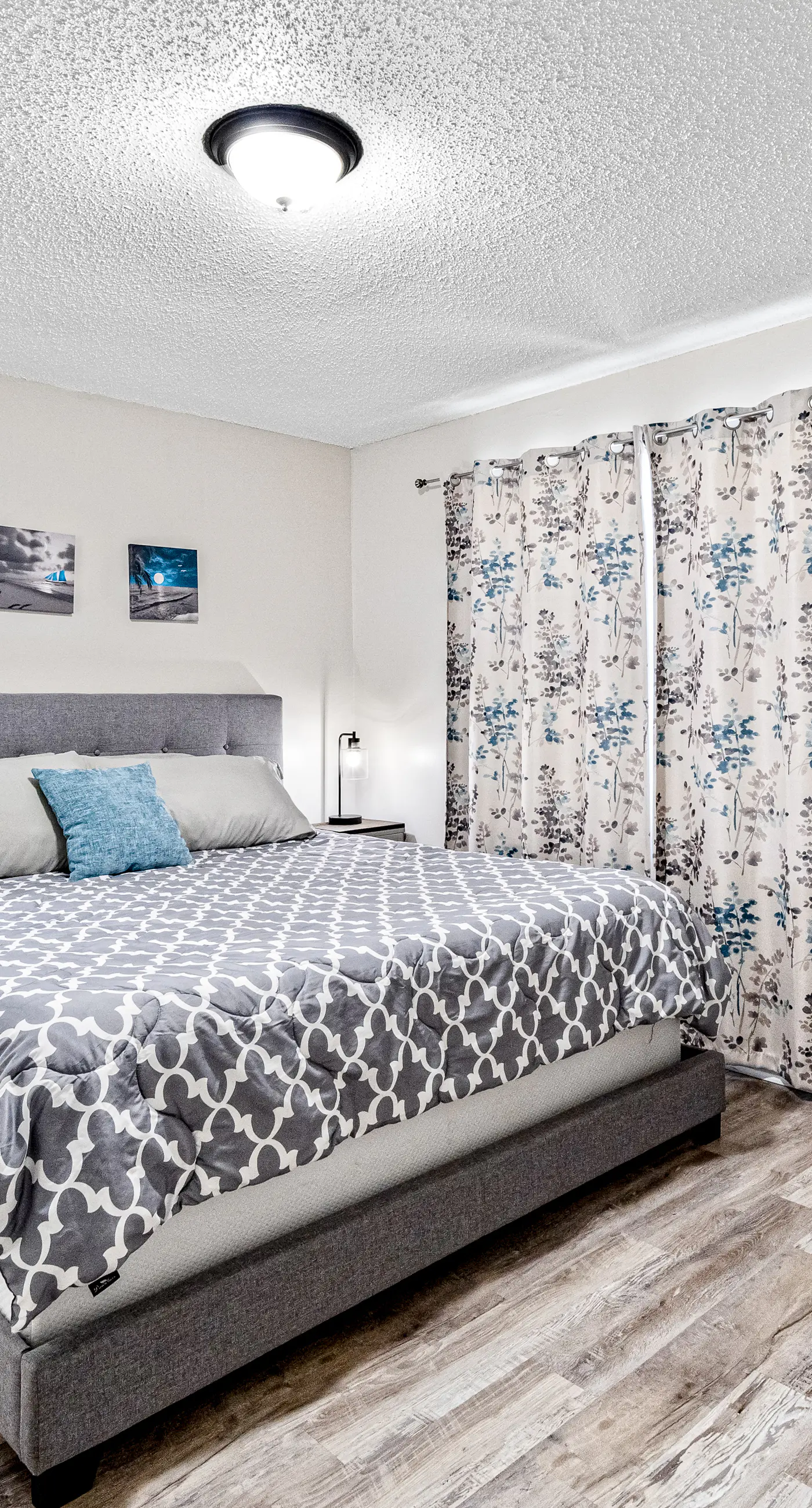 Dog-friendly townhome with private deck, charming interior, washer&dryer & AC