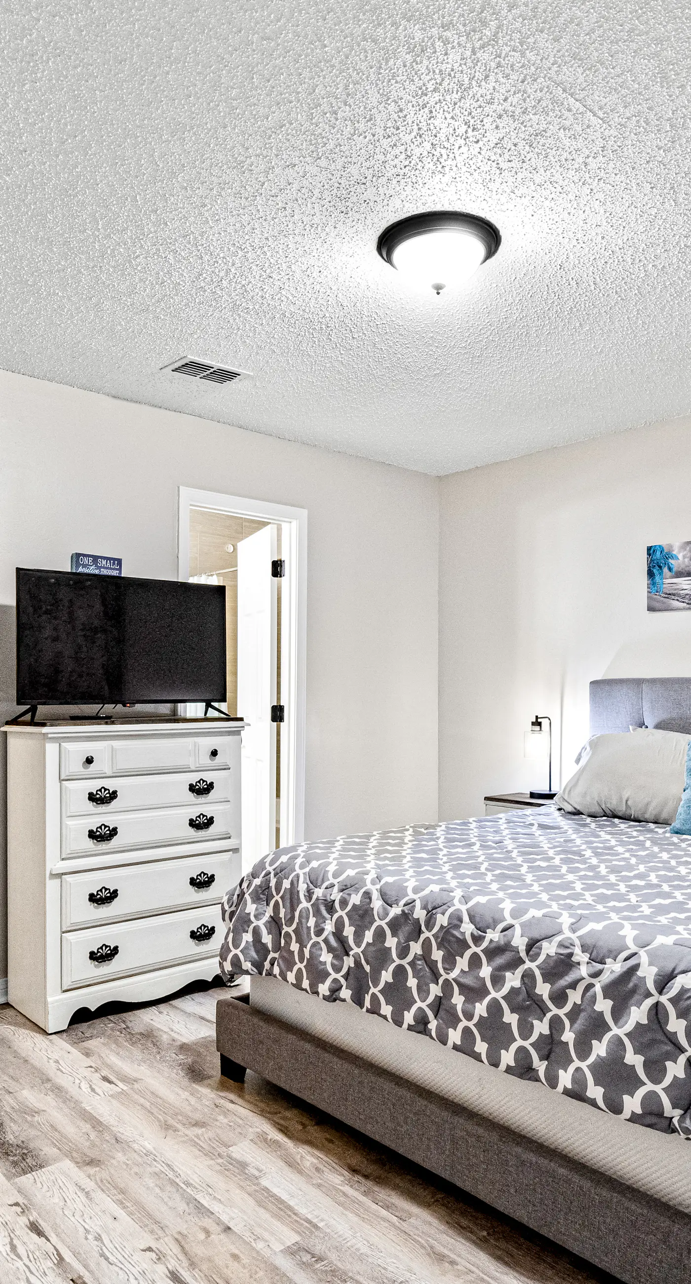 Dog-friendly townhome with private deck, charming interior, washer&dryer & AC