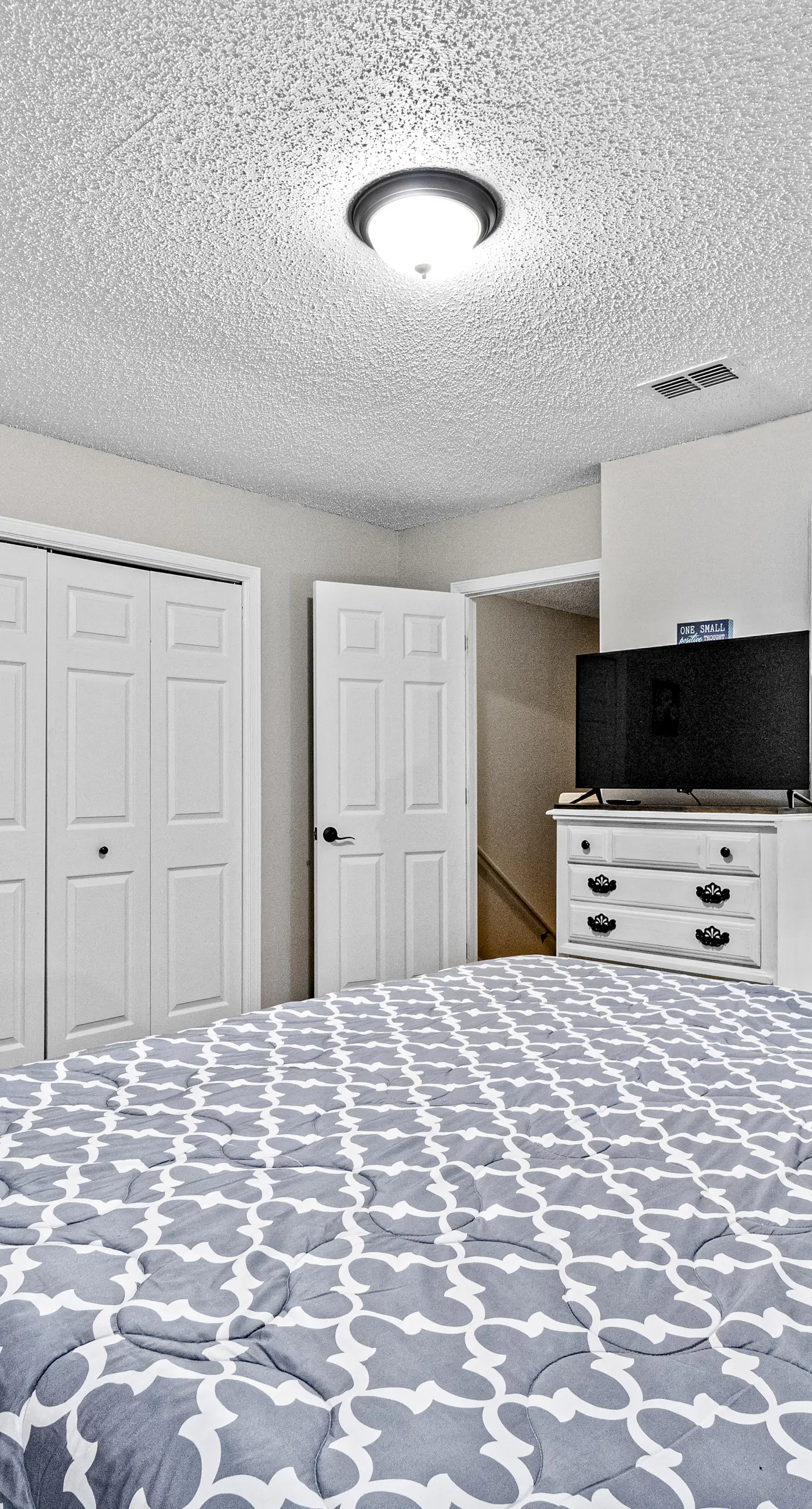 Dog-friendly townhome with private deck, charming interior, washer&dryer & AC