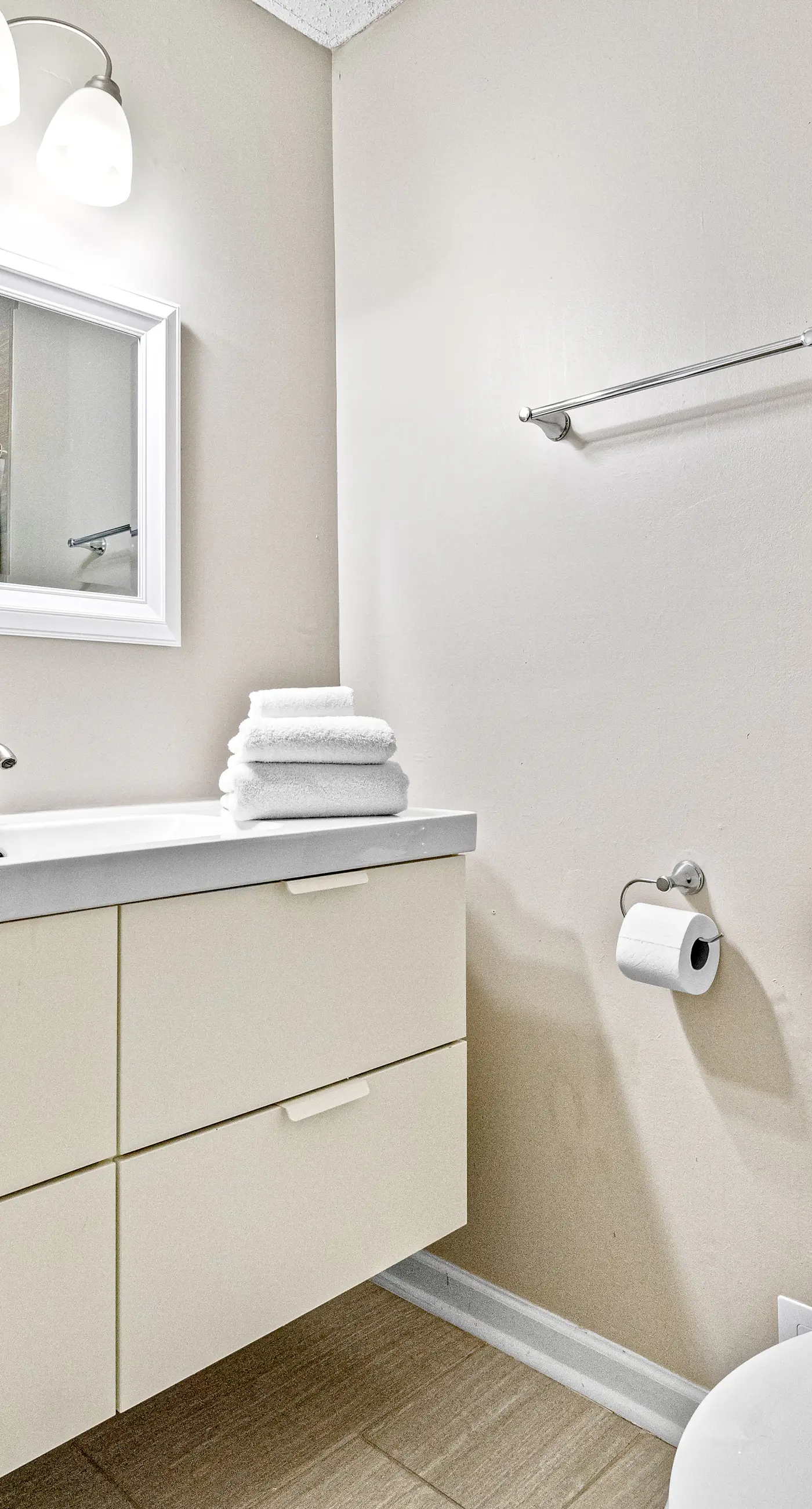 Dog-friendly townhome with private deck, charming interior, washer&dryer & AC