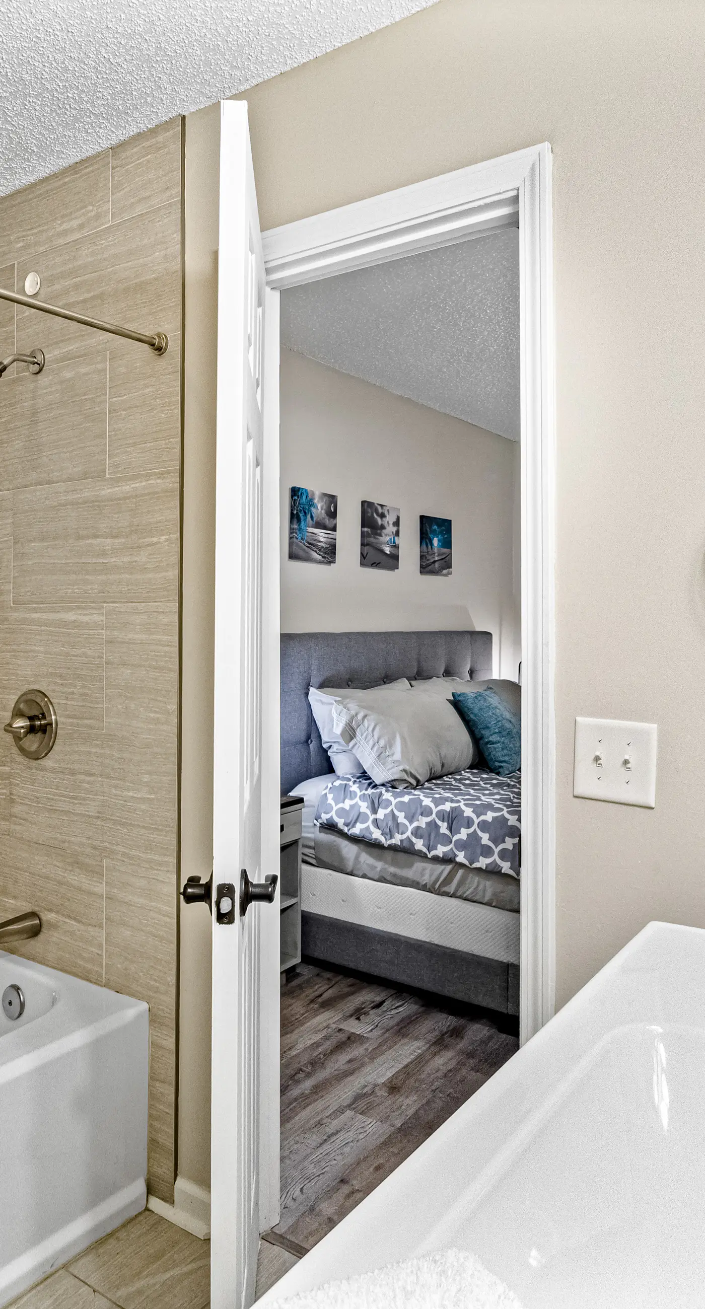 Dog-friendly townhome with private deck, charming interior, washer&dryer & AC