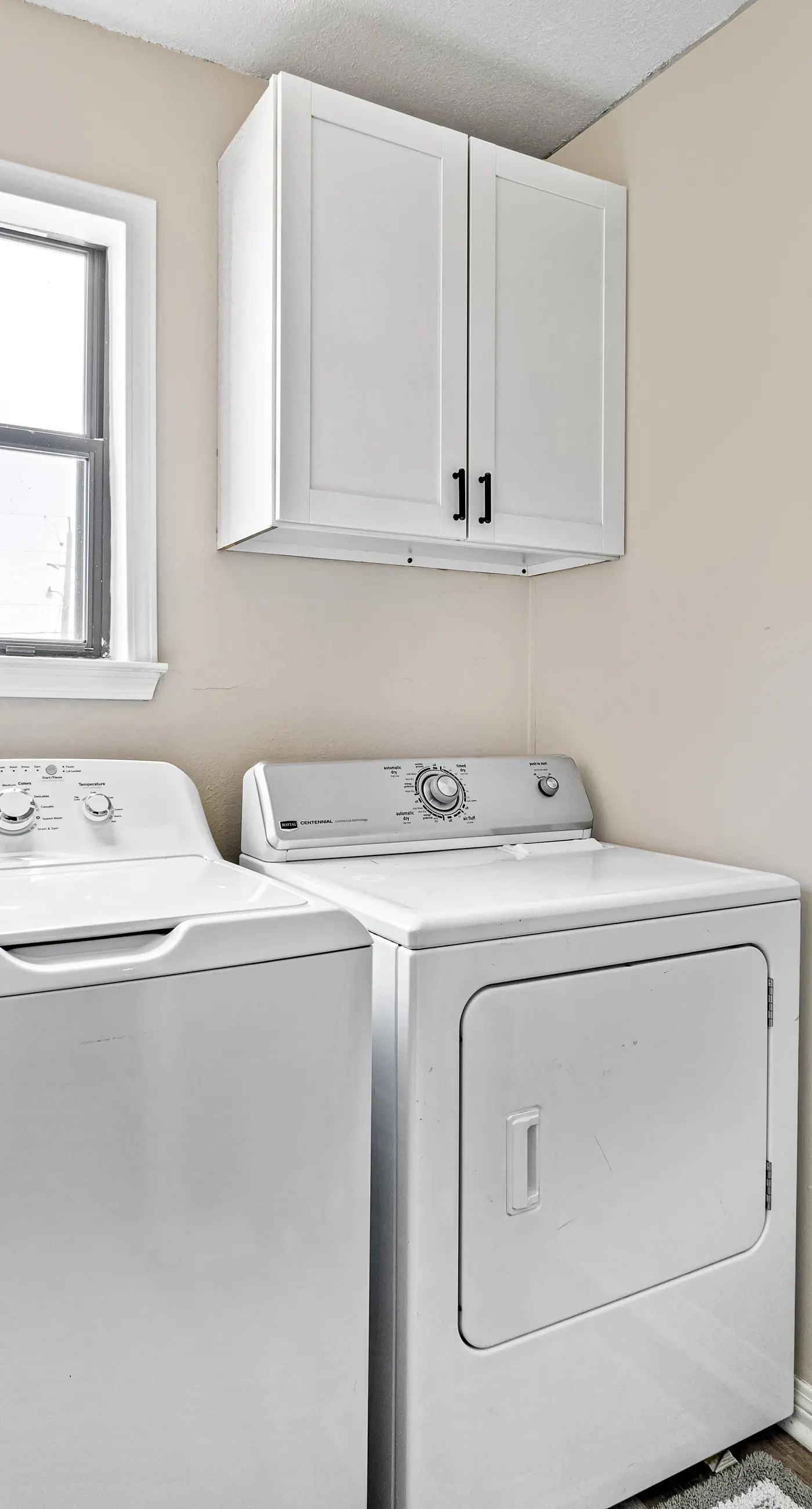 Dog-friendly townhome with private deck, charming interior, washer&dryer & AC