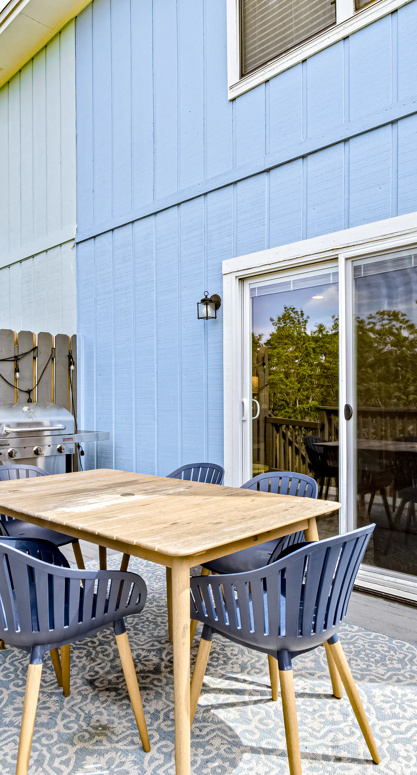 Dog-friendly townhome with private deck, charming interior, washer&dryer & AC