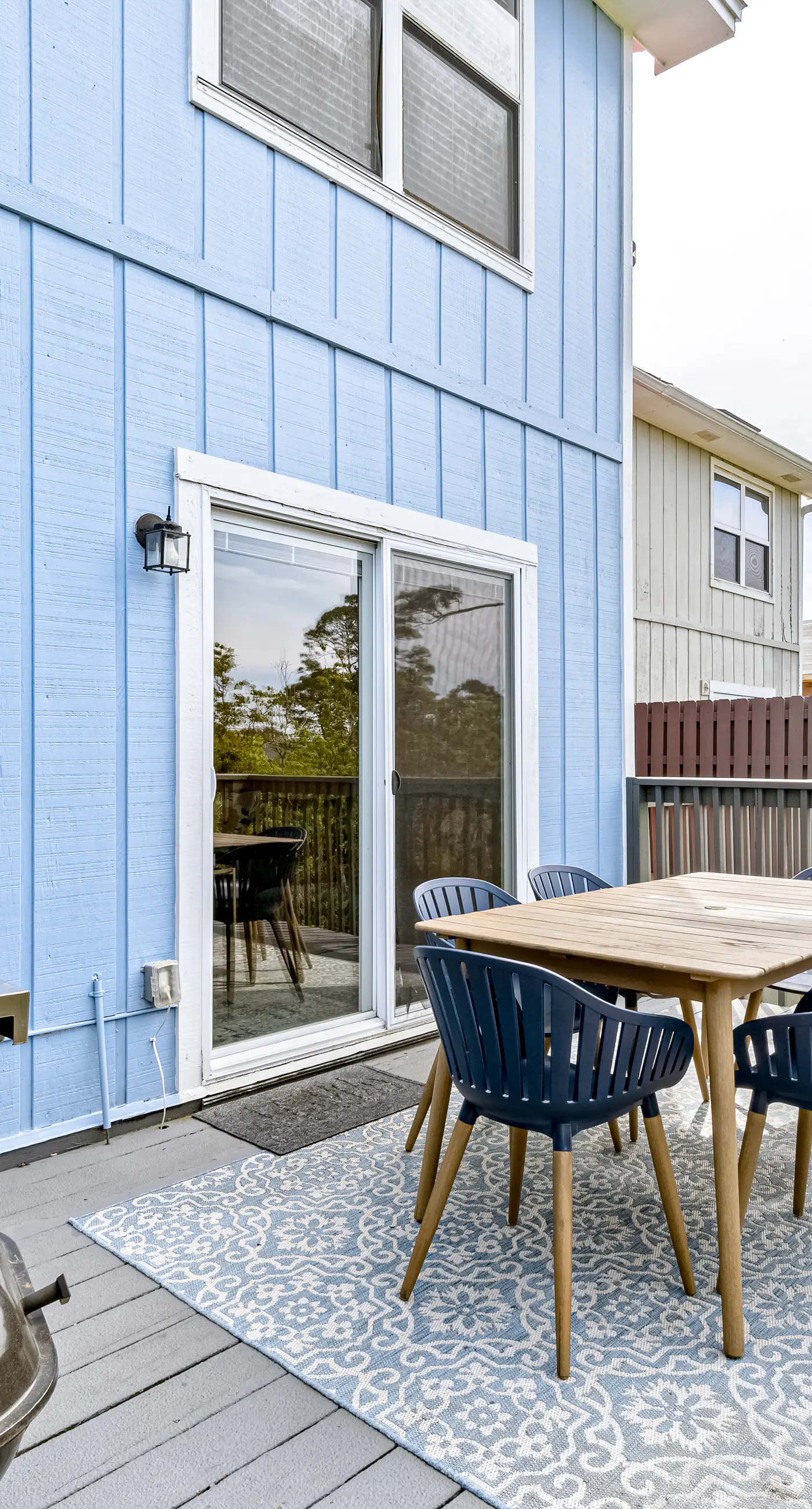 Dog-friendly townhome with private deck, charming interior, washer&dryer & AC