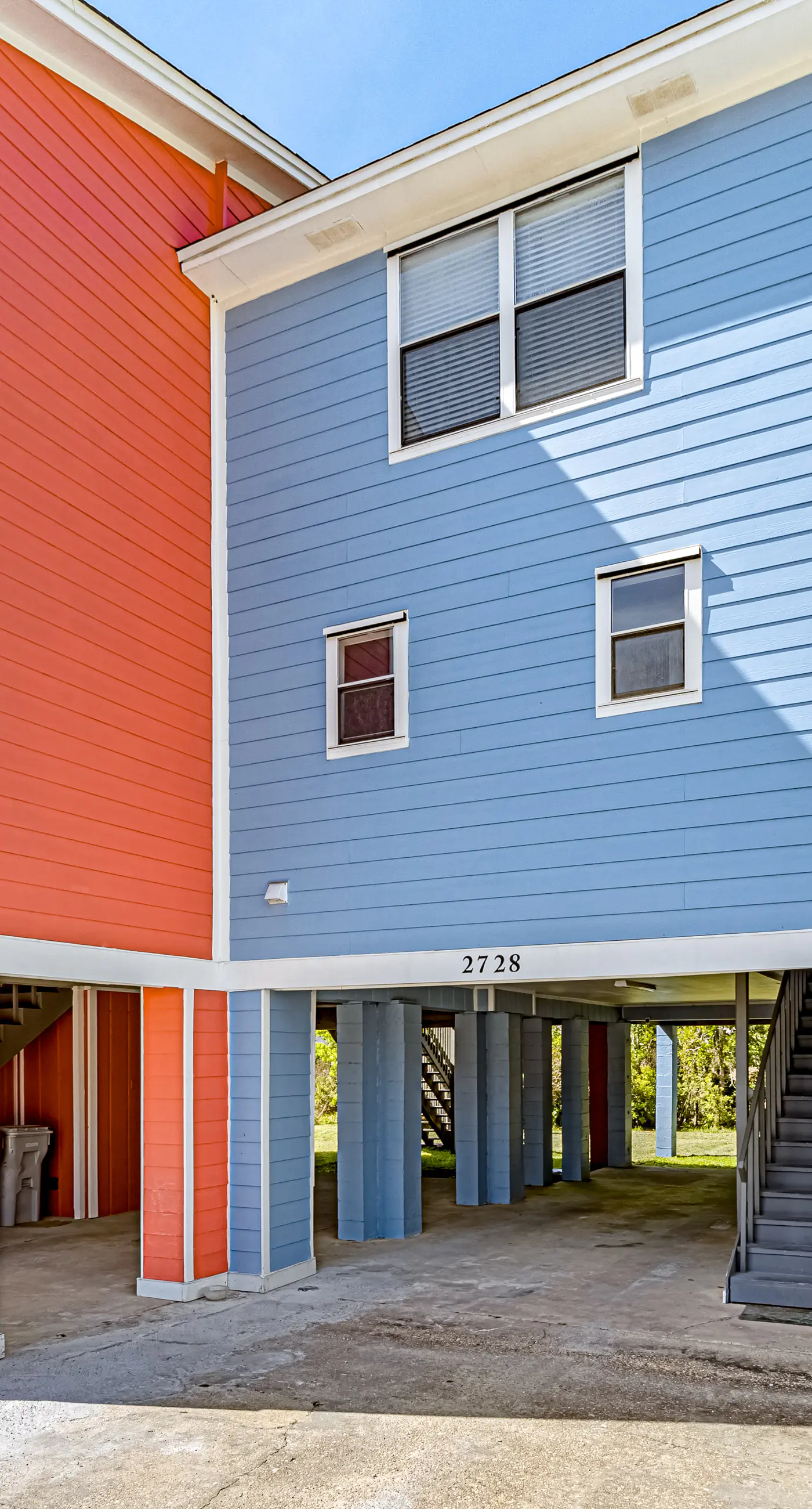 Dog-friendly townhome with private deck, charming interior, washer&dryer & AC