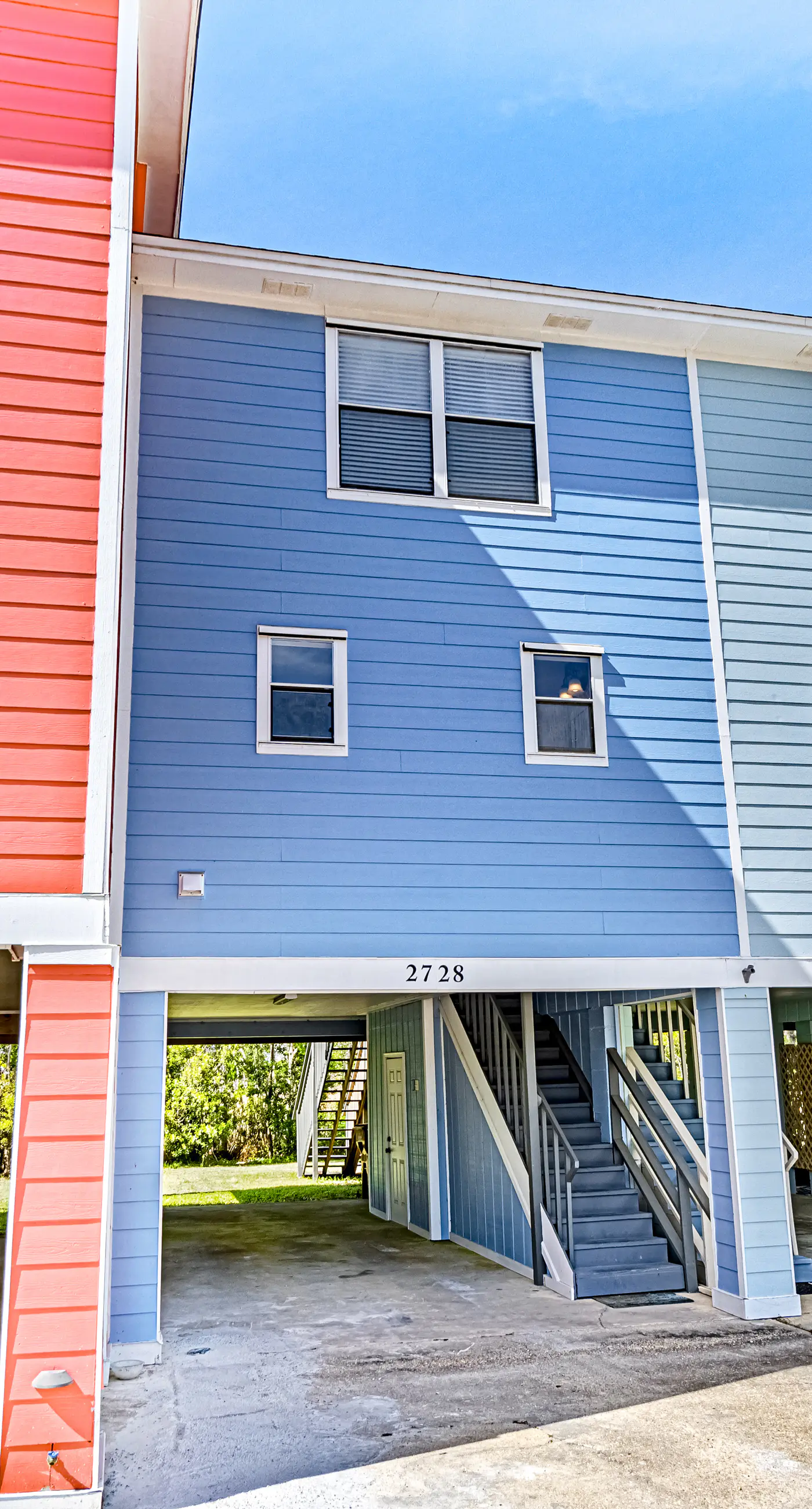 Dog-friendly townhome with private deck, charming interior, washer&dryer & AC