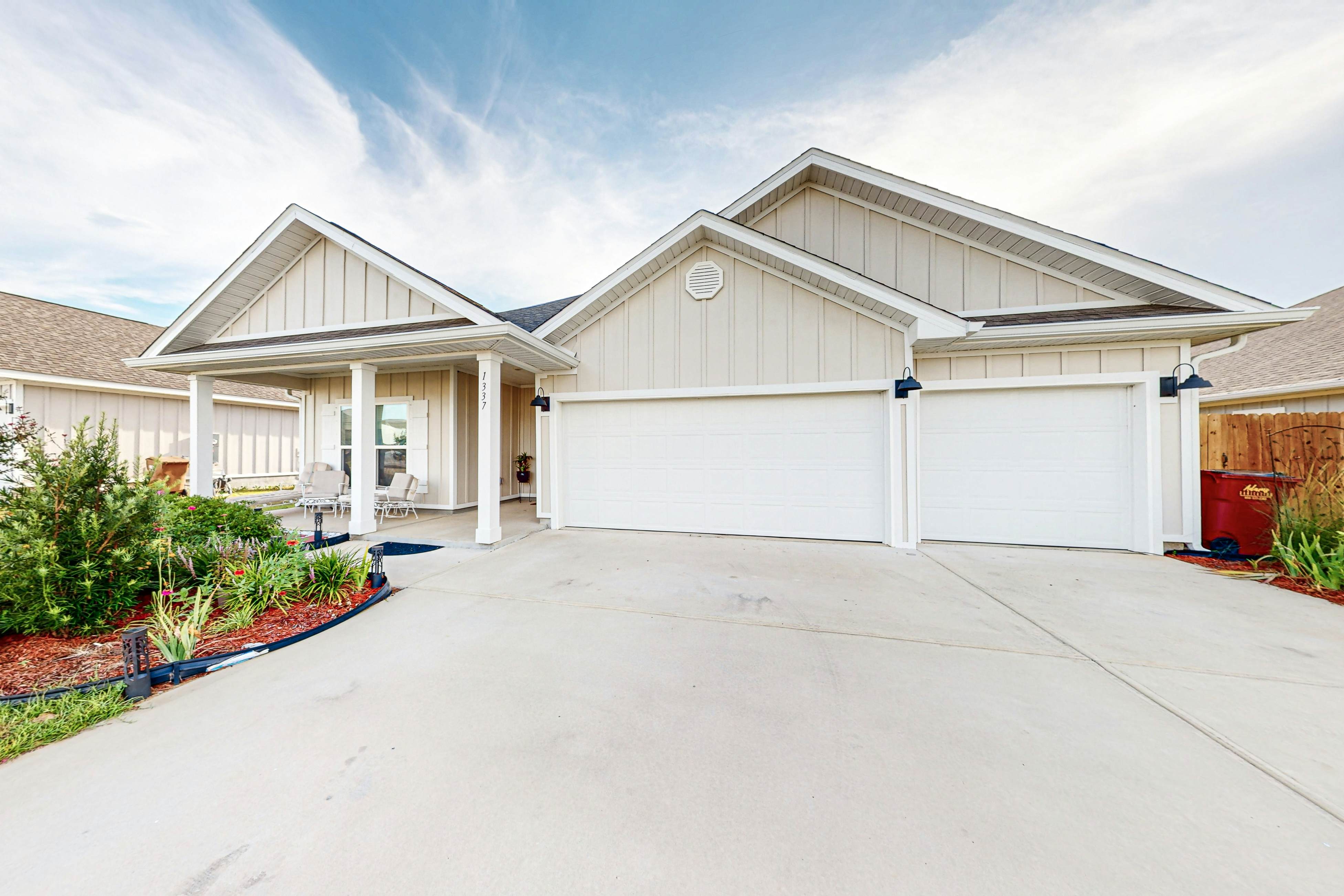 Gorgeous coastal home w/ plenty of space, close to everything - dog friendly