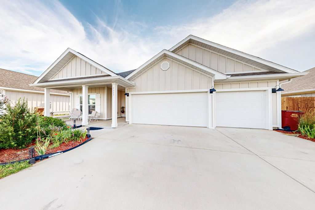 Gorgeous coastal home w/ plenty of space, close to everything - dog friendly