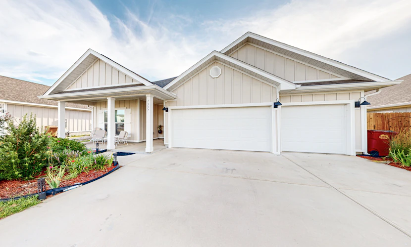 Gorgeous coastal home w/ plenty of space, close to everything - dog friendly