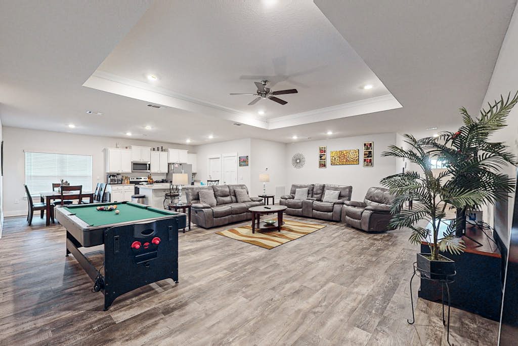 Gorgeous coastal home w/ plenty of space, close to everything - dog friendly