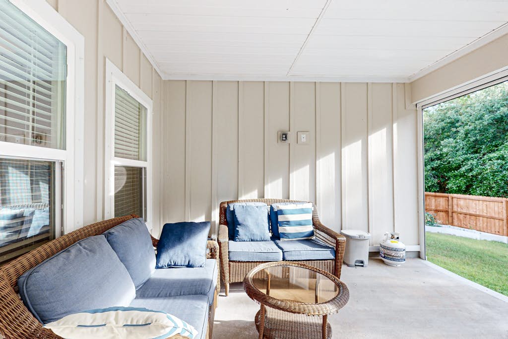 Gorgeous coastal home w/ plenty of space, close to everything - dog friendly