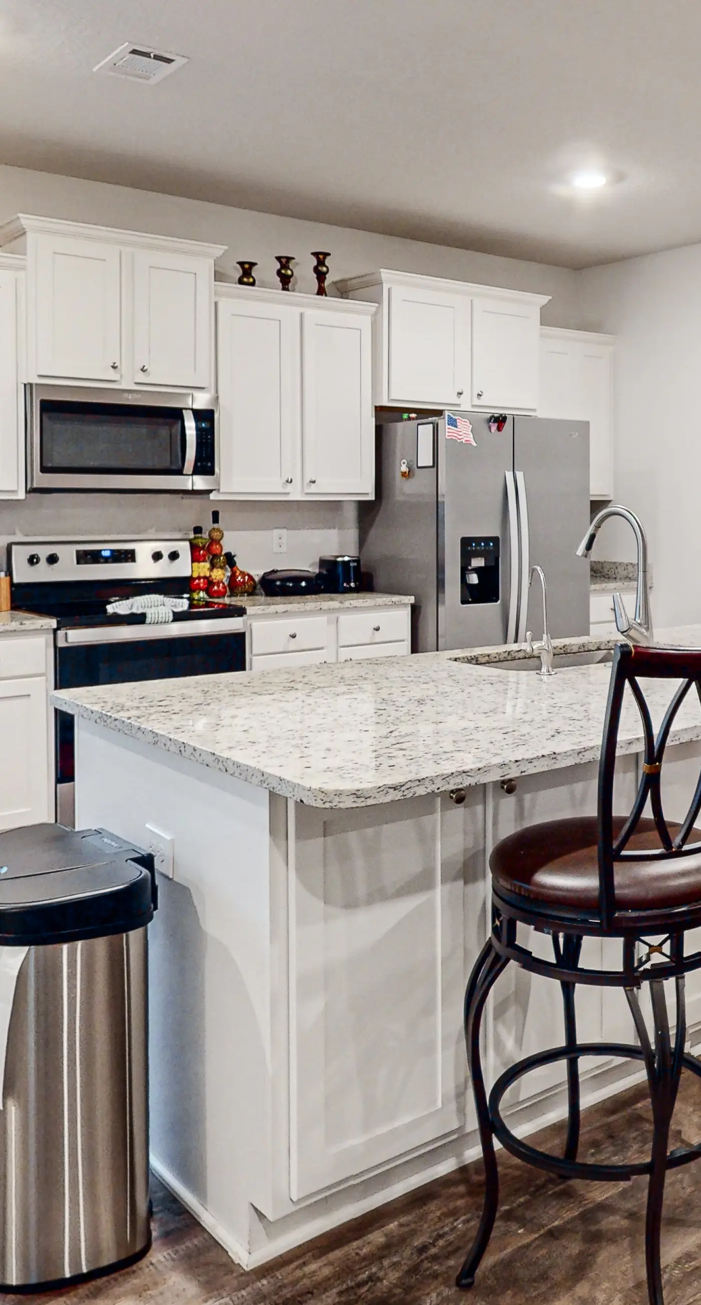 Gorgeous coastal home w/ plenty of space, close to everything - dog friendly