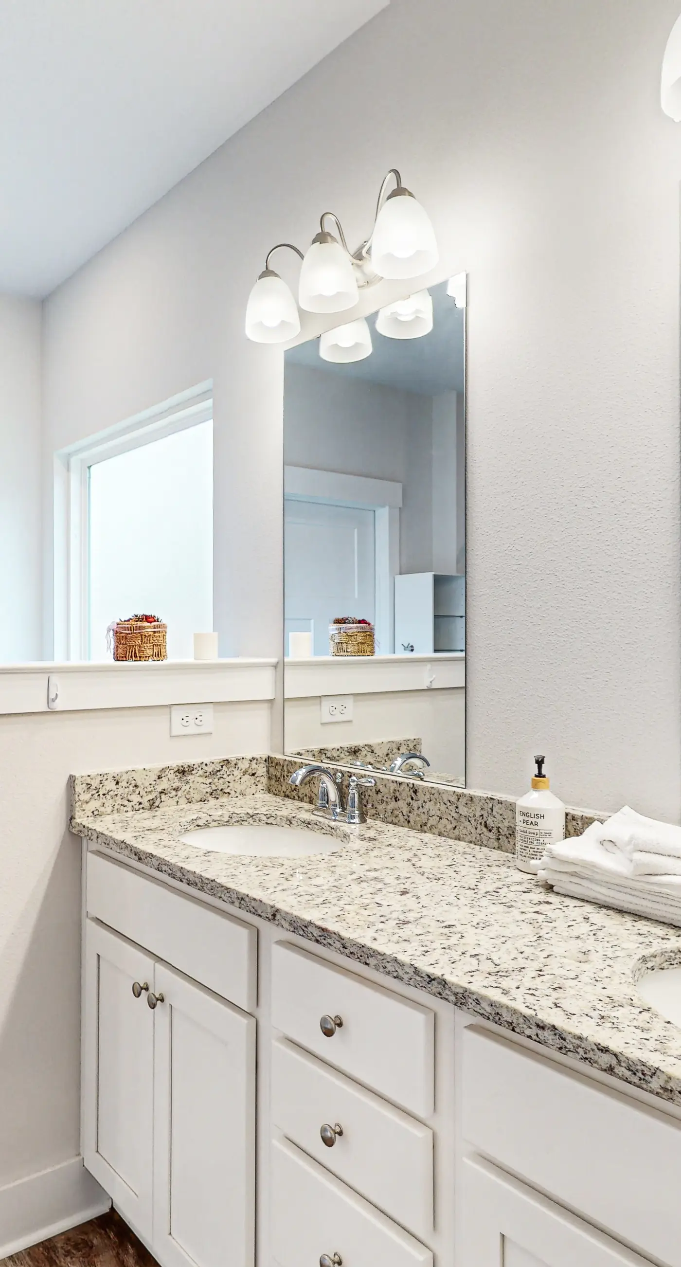 Gorgeous coastal home w/ plenty of space, close to everything - dog friendly