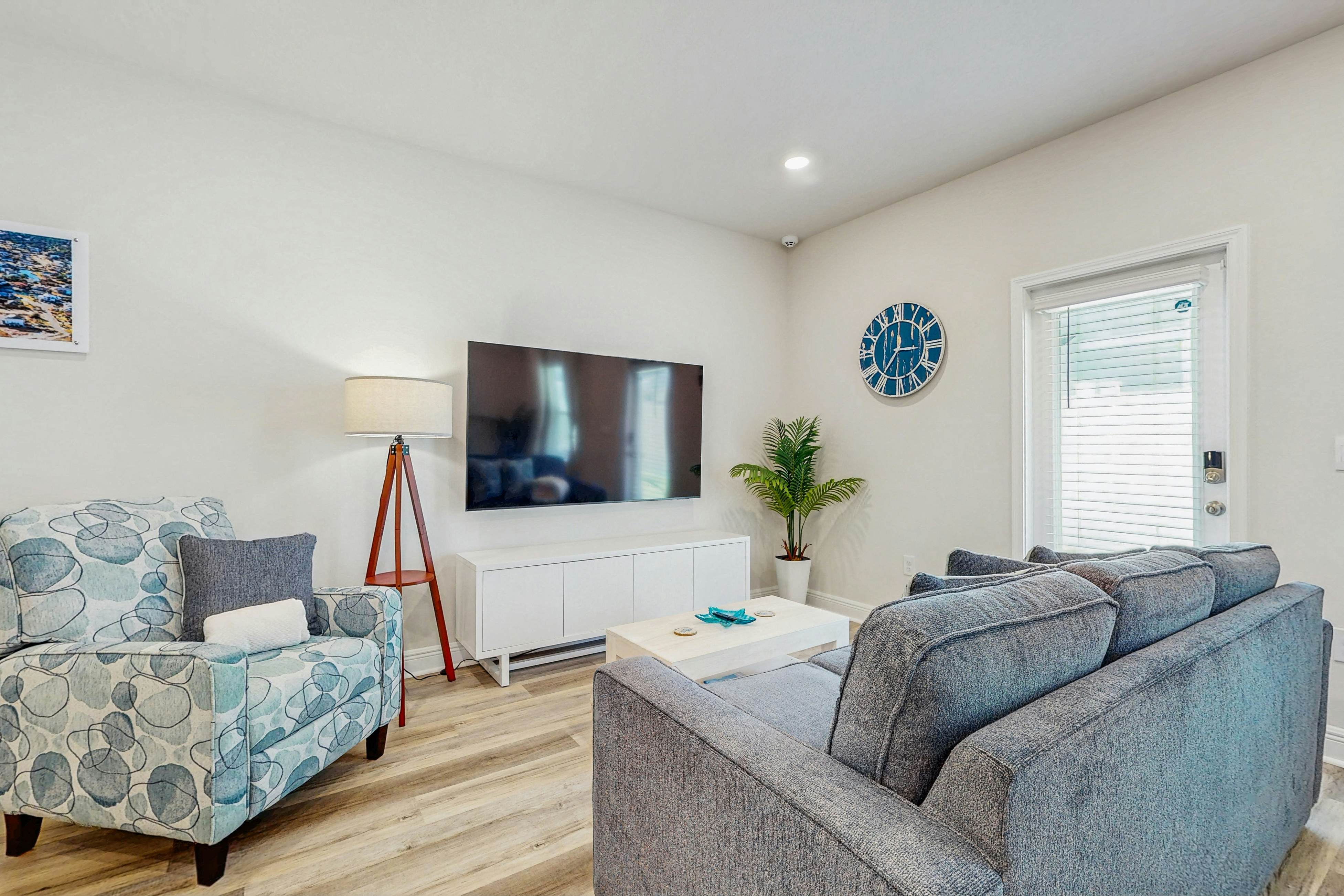 Beautiful townhouse with plenty of space, full kitchen & close to beach