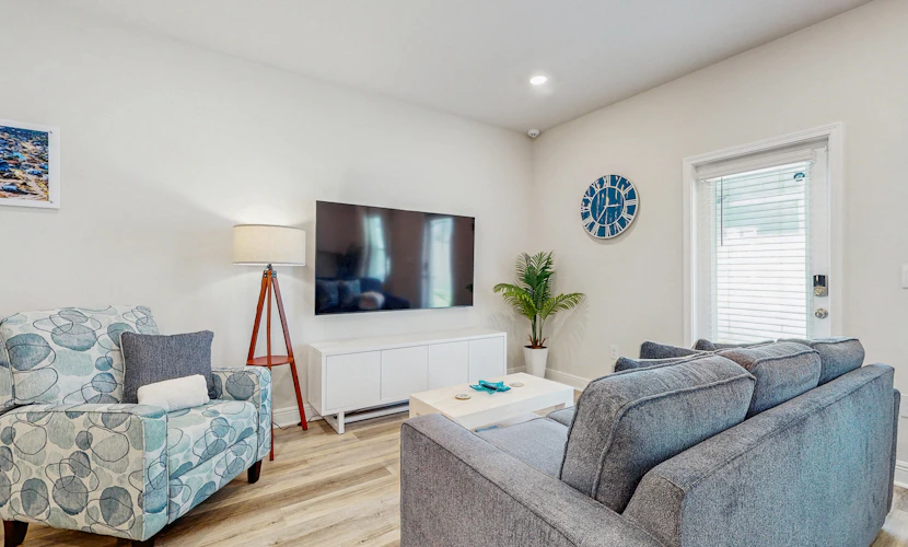 Beautiful townhouse with plenty of space, full kitchen & close to beach