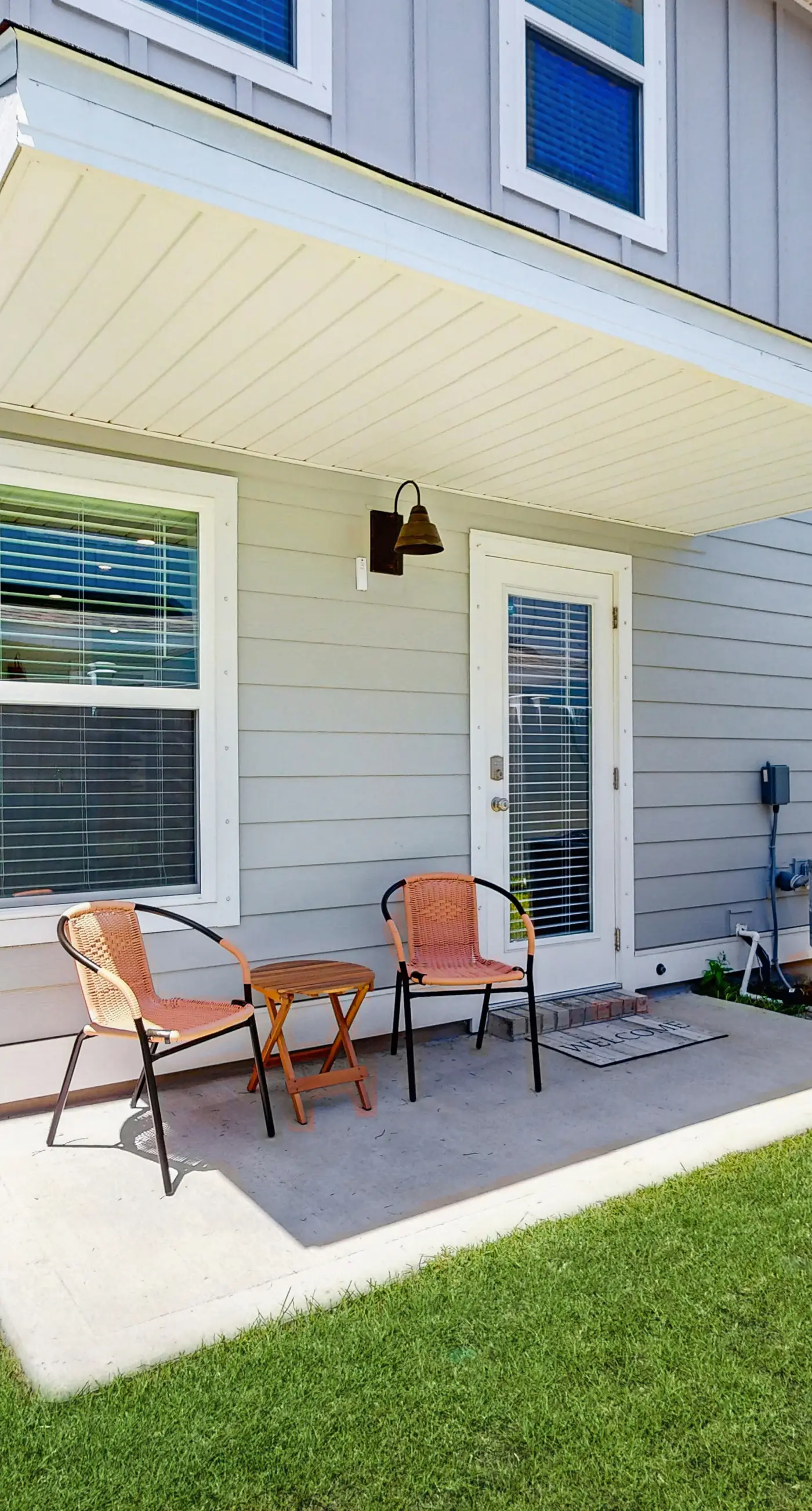 Beautiful townhouse with plenty of space, full kitchen & close to beach