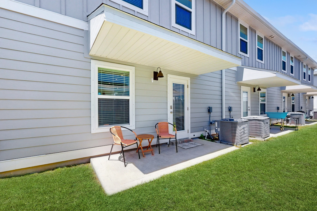 Beautiful townhouse with plenty of space, full kitchen & close to beach