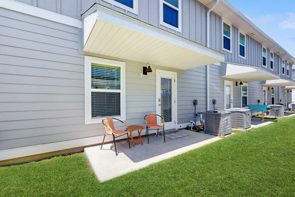 Beautiful townhouse with plenty of space, full kitchen & close to beach