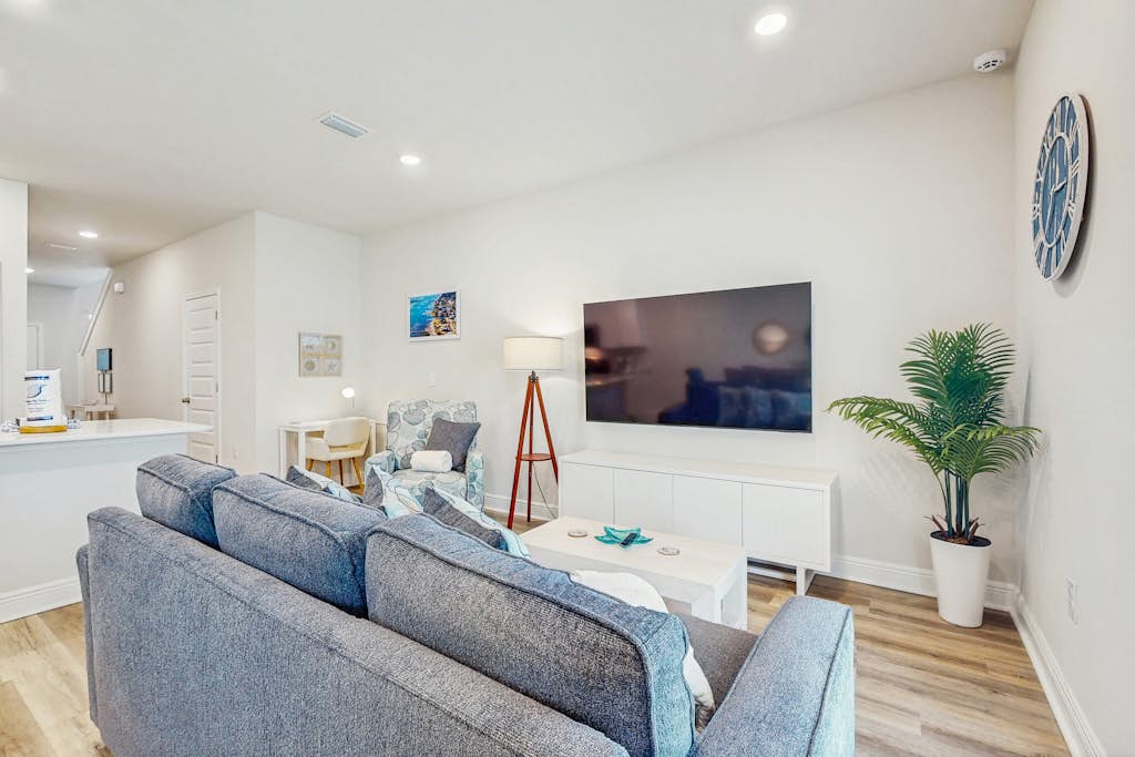 Beautiful townhouse with plenty of space, full kitchen & close to beach