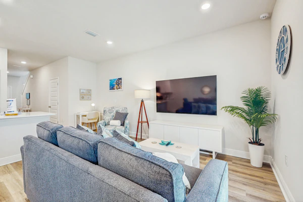 Beautiful townhouse with plenty of space, full kitchen & close to beach