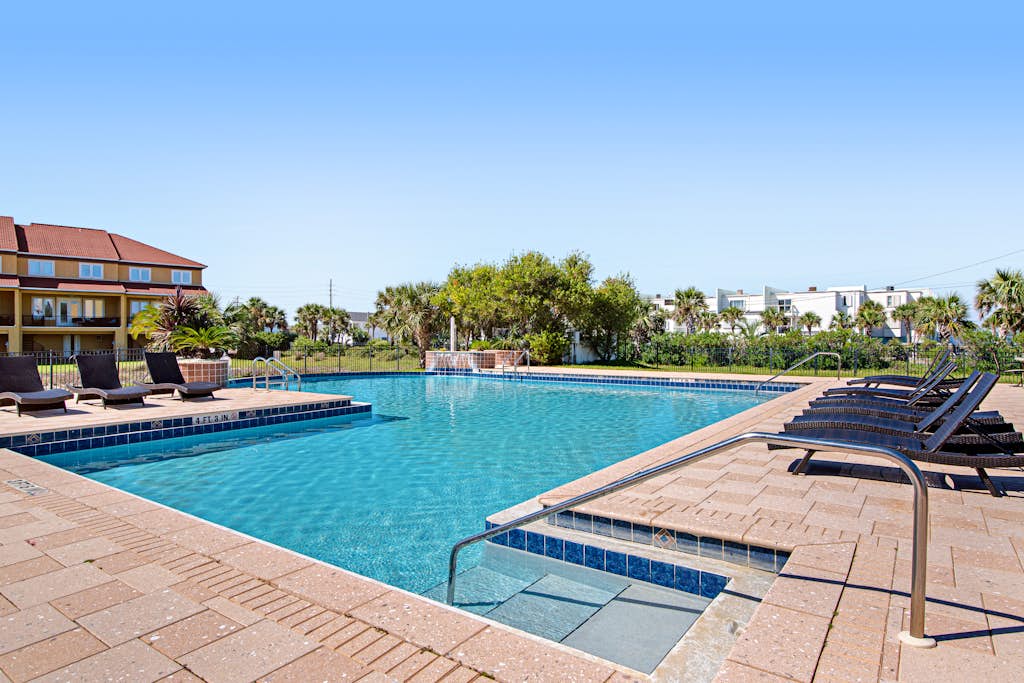 Remodeled beachside townhome w/ Gulf views and pools - snowbirds welcome