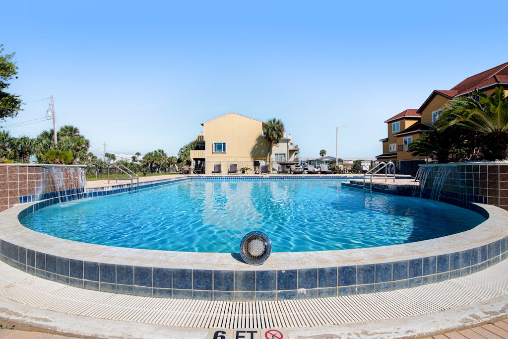 Remodeled beachside townhome w/ Gulf views and pools - snowbirds welcome