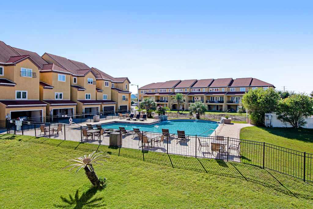 Remodeled beachside townhome w/ Gulf views and pools - snowbirds welcome