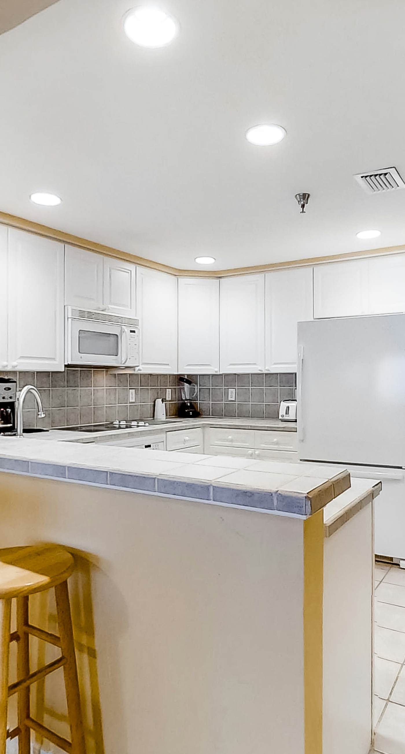 Condo with Partial Gulf View Onsite Pools, Fitness Center, Dry Sauna