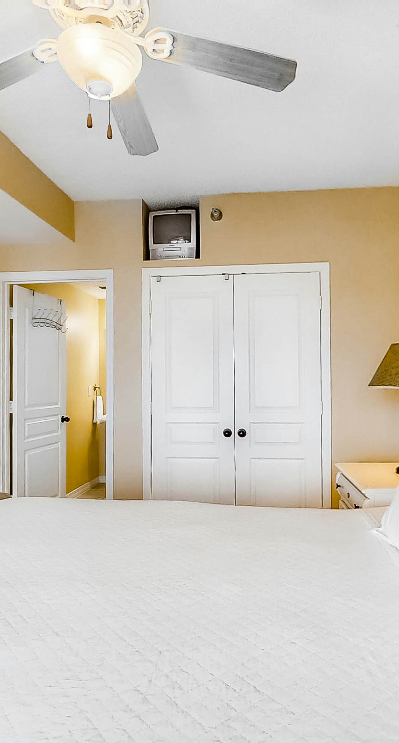 Condo with Partial Gulf View Onsite Pools, Fitness Center, Dry Sauna