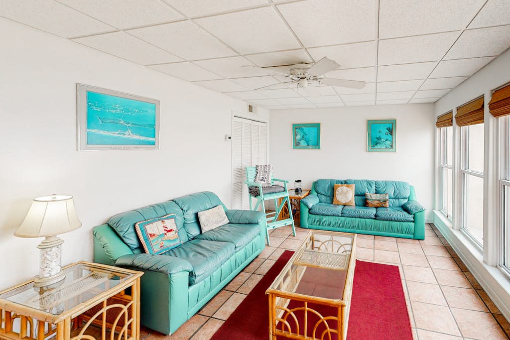 Treehouse townhome w/incredible bay views and close shops/restaurant