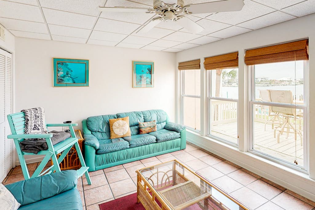 Treehouse townhome w/incredible bay views and close shops/restaurant