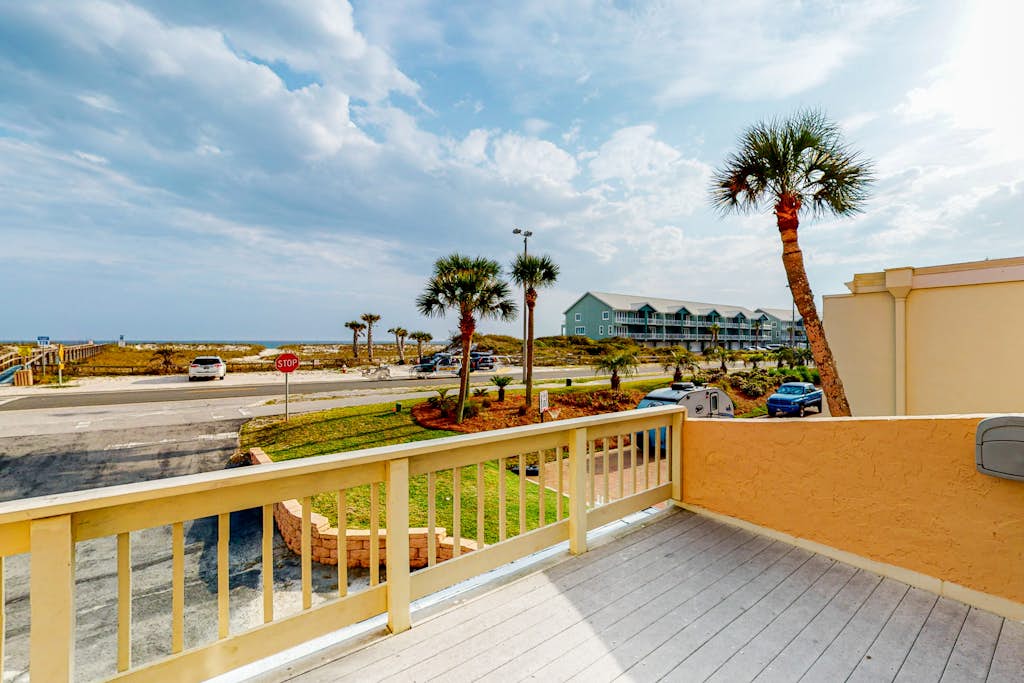 w/incredible bay views and close shops/restaurant