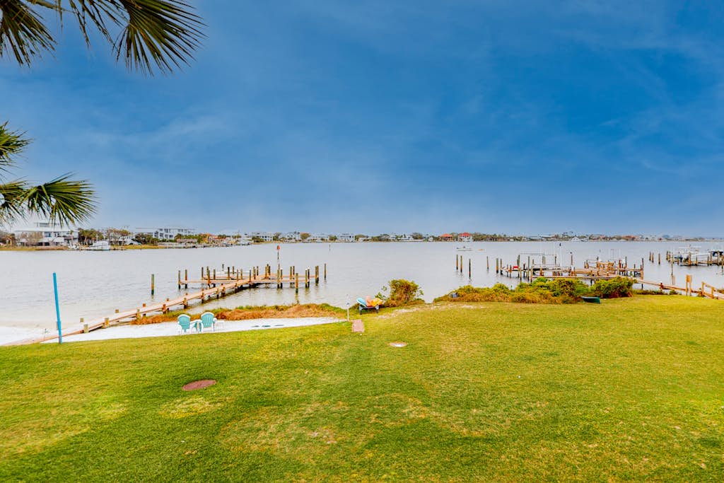 w/incredible bay views and close shops/restaurant