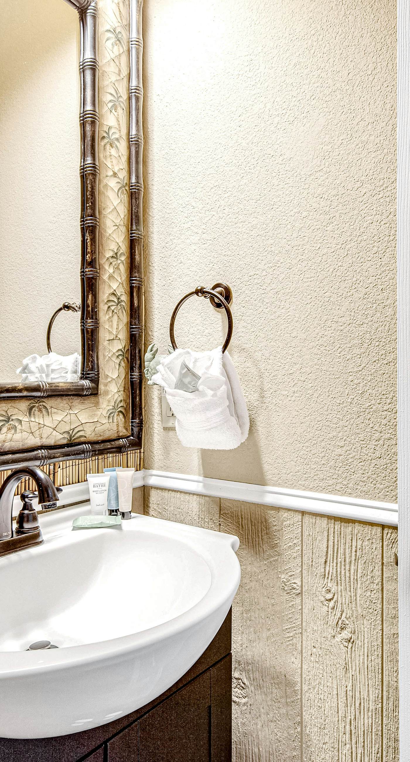 Convenient condo near beach with pool, balcony, & W/D - snowbird-friendly