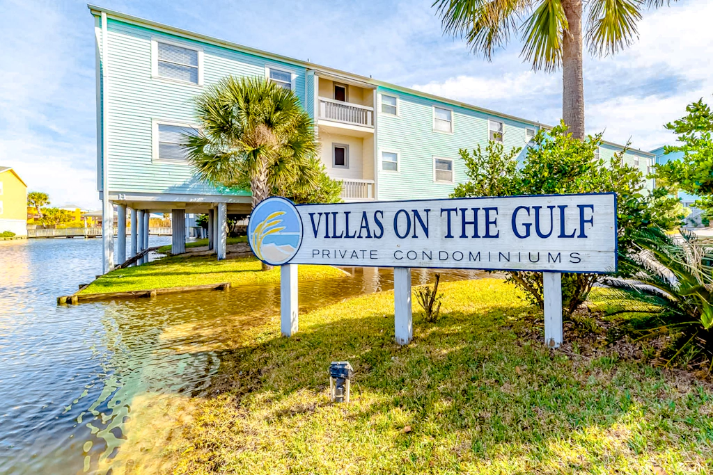 Convenient condo near beach with pool, balcony, & W/D - snowbird-friendly