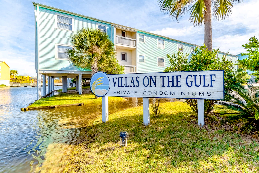 Convenient condo near beach with pool, balcony, & W/D - snowbird-friendly