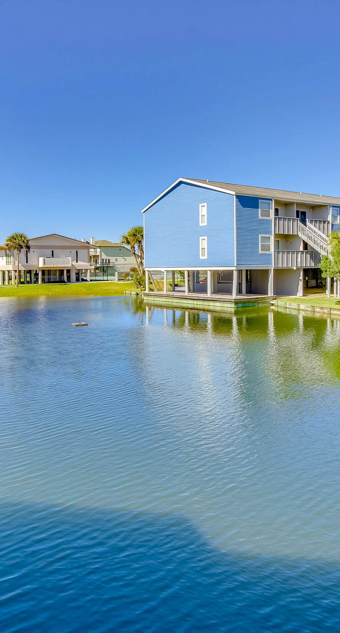 Convenient condo near beach with pool, balcony, & W/D - snowbird-friendly