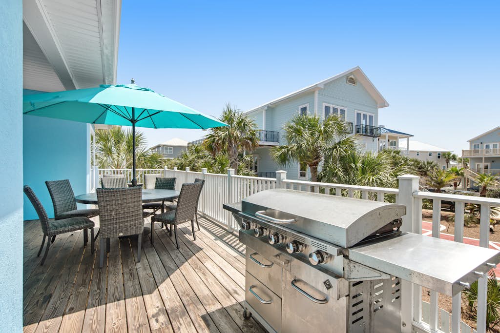 Stunning Beach Retreat W/ Shared Pool, Beach Access, Large Balcony & Gas Grill