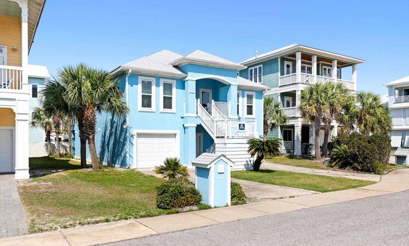 Stunning Beach Retreat with Shared Pool, Beach Access, Large Balcony & Gas Grill