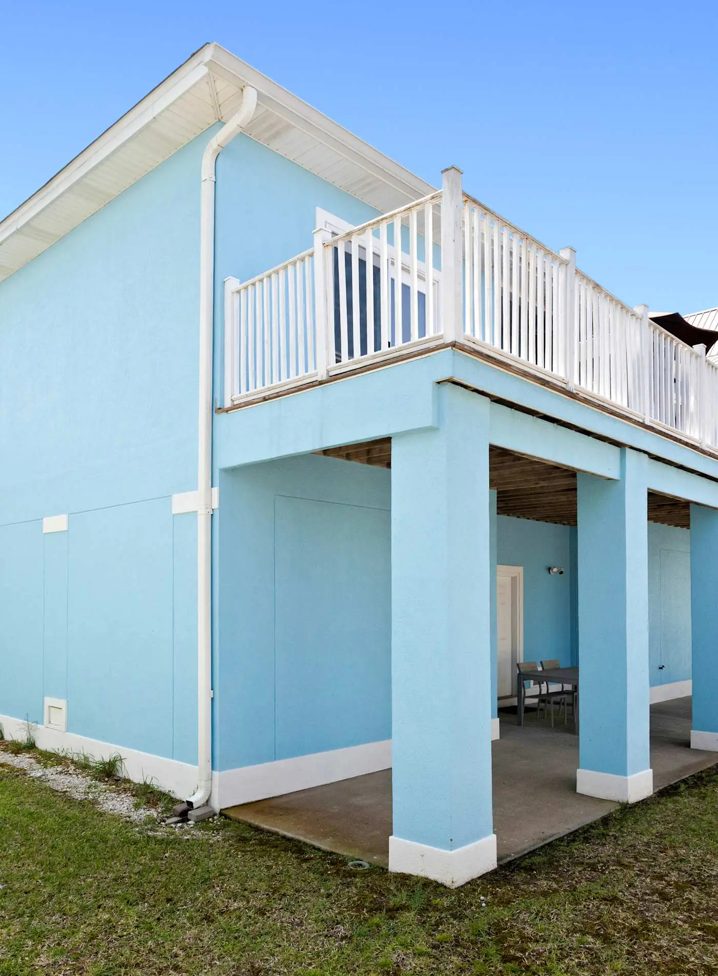 Stunning Beach Retreat with Shared Pool, Beach Access, Large Balcony & Gas Grill
