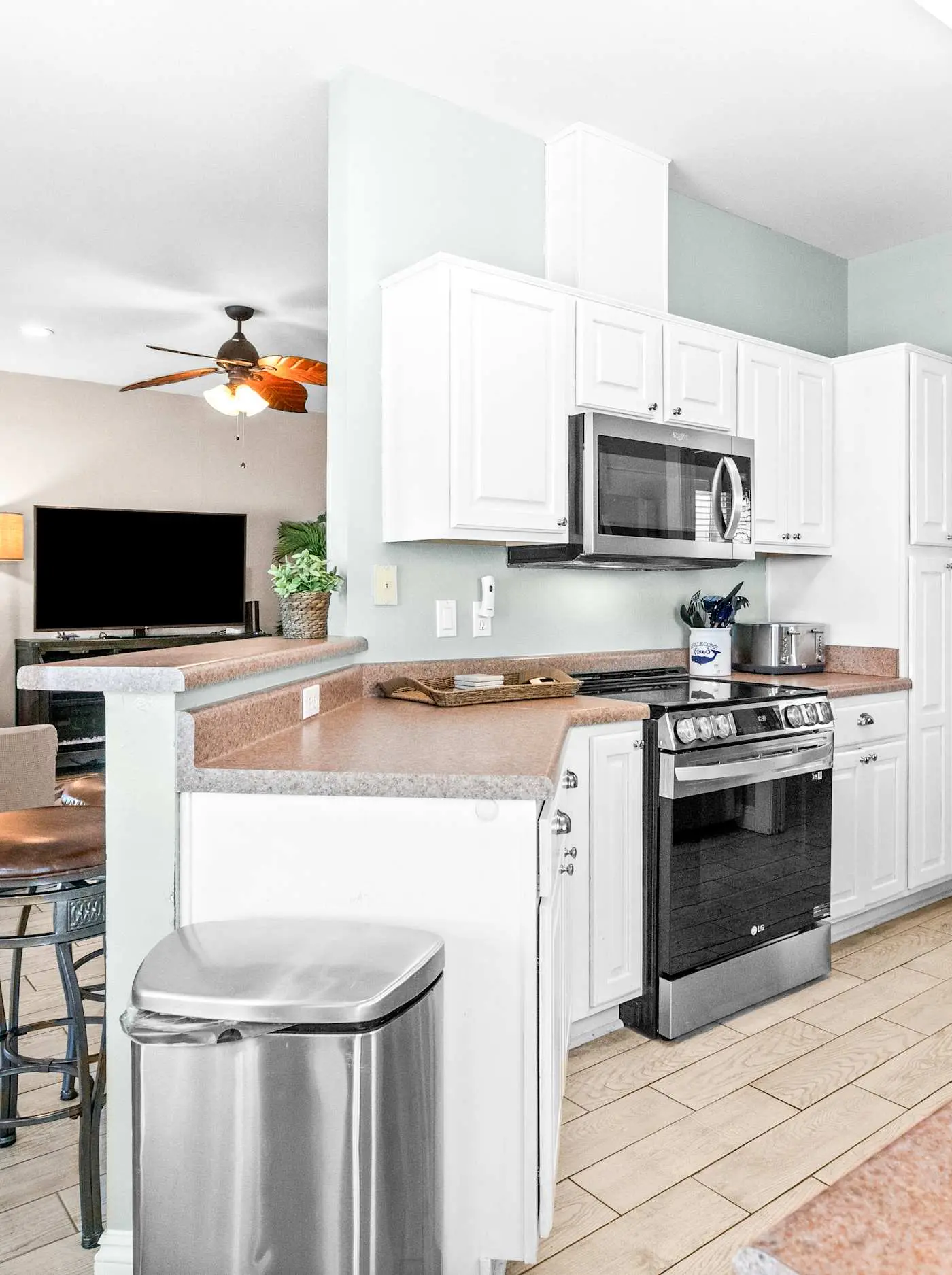 Stunning Beach Retreat with Shared Pool, Beach Access, Large Balcony & Gas Grill