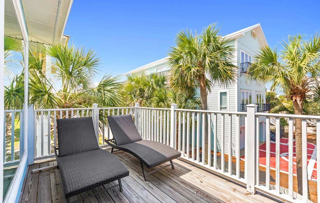 Stunning Beach Retreat with Shared Pool, Beach Access, Large Balcony & Gas Grill