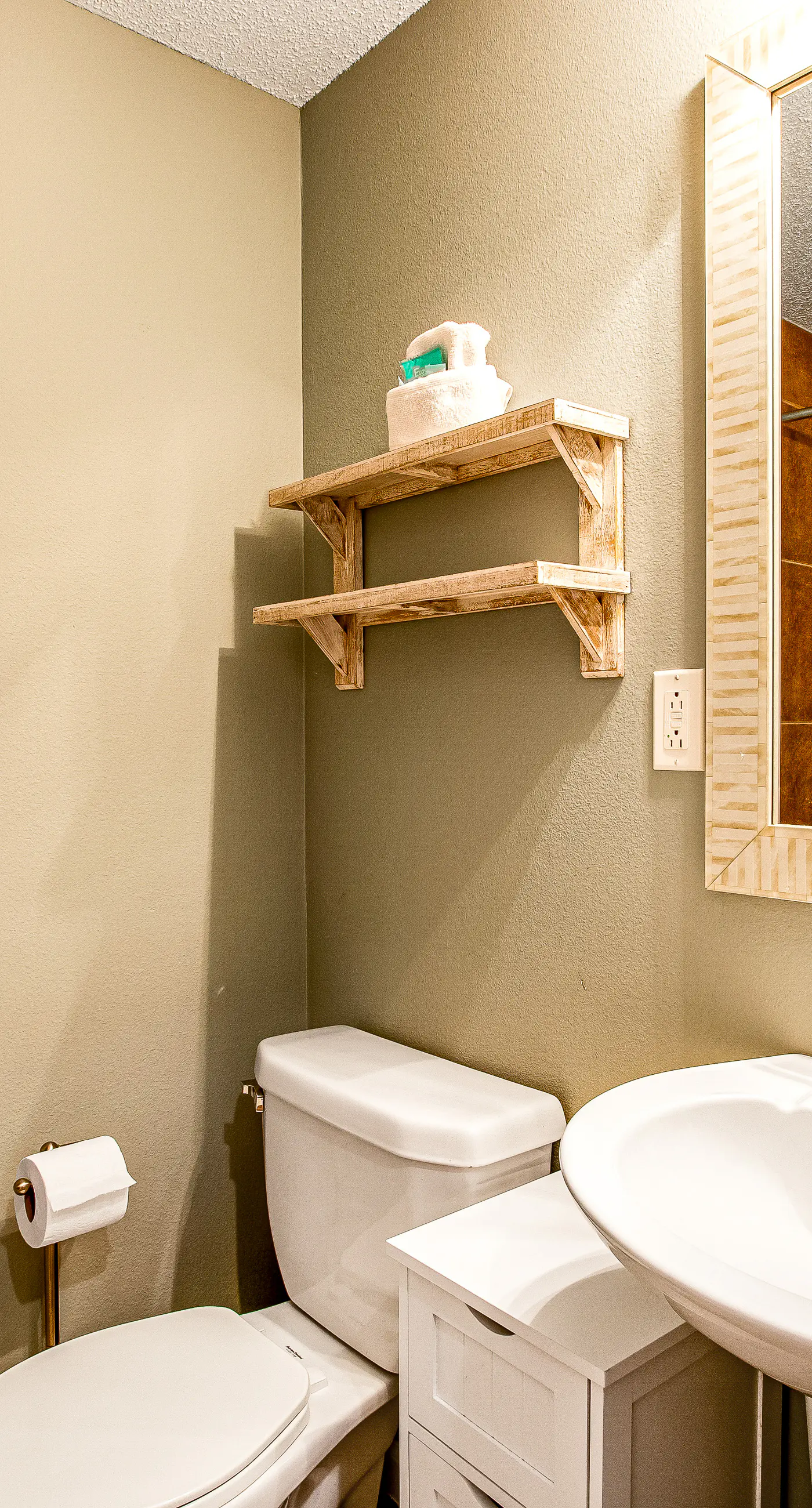 Cozy coastal condo with pool, fast WiFi, central AC, & easy beach access