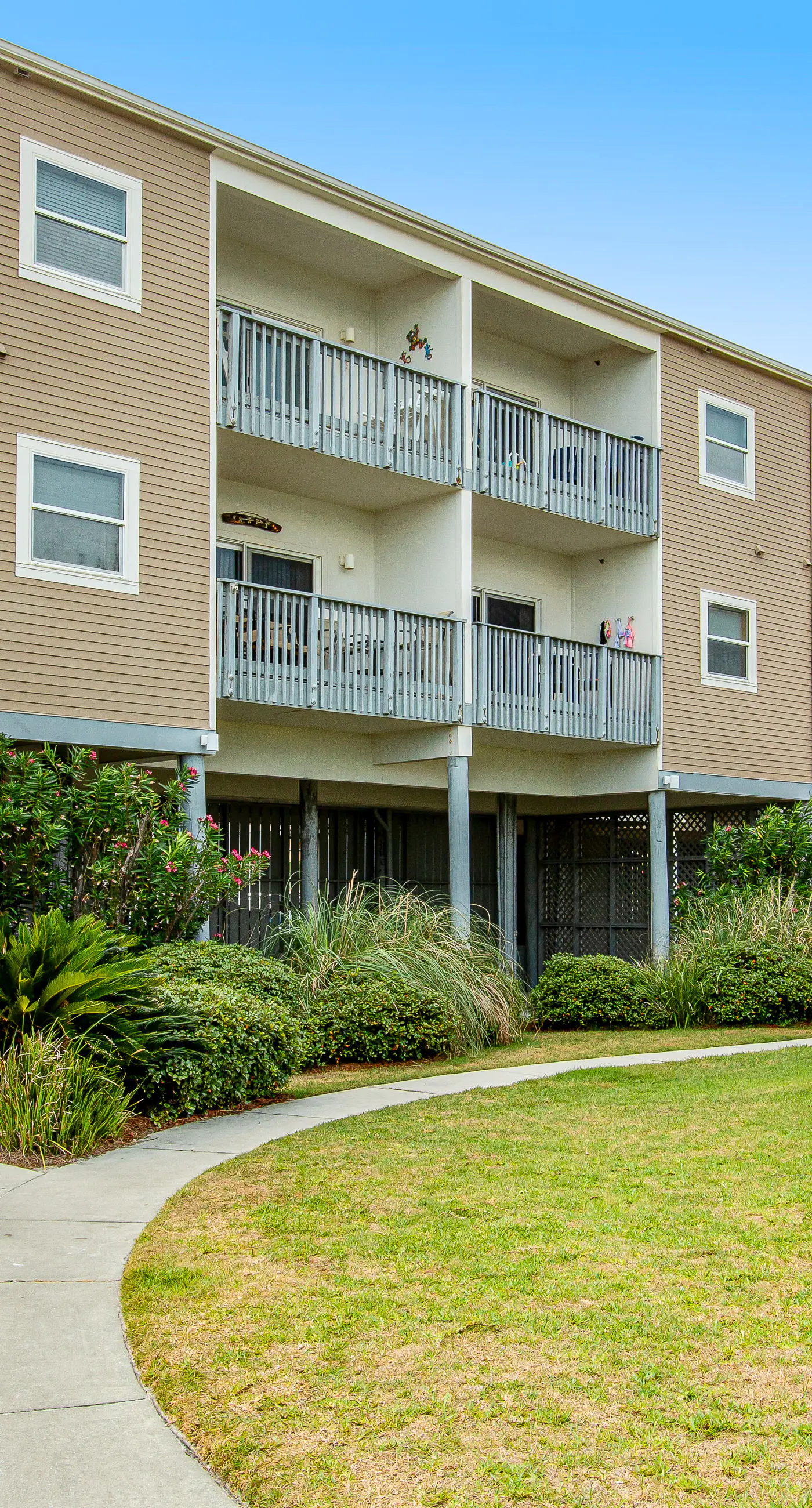 Cozy coastal condo with pool, fast WiFi, central AC, & easy beach access