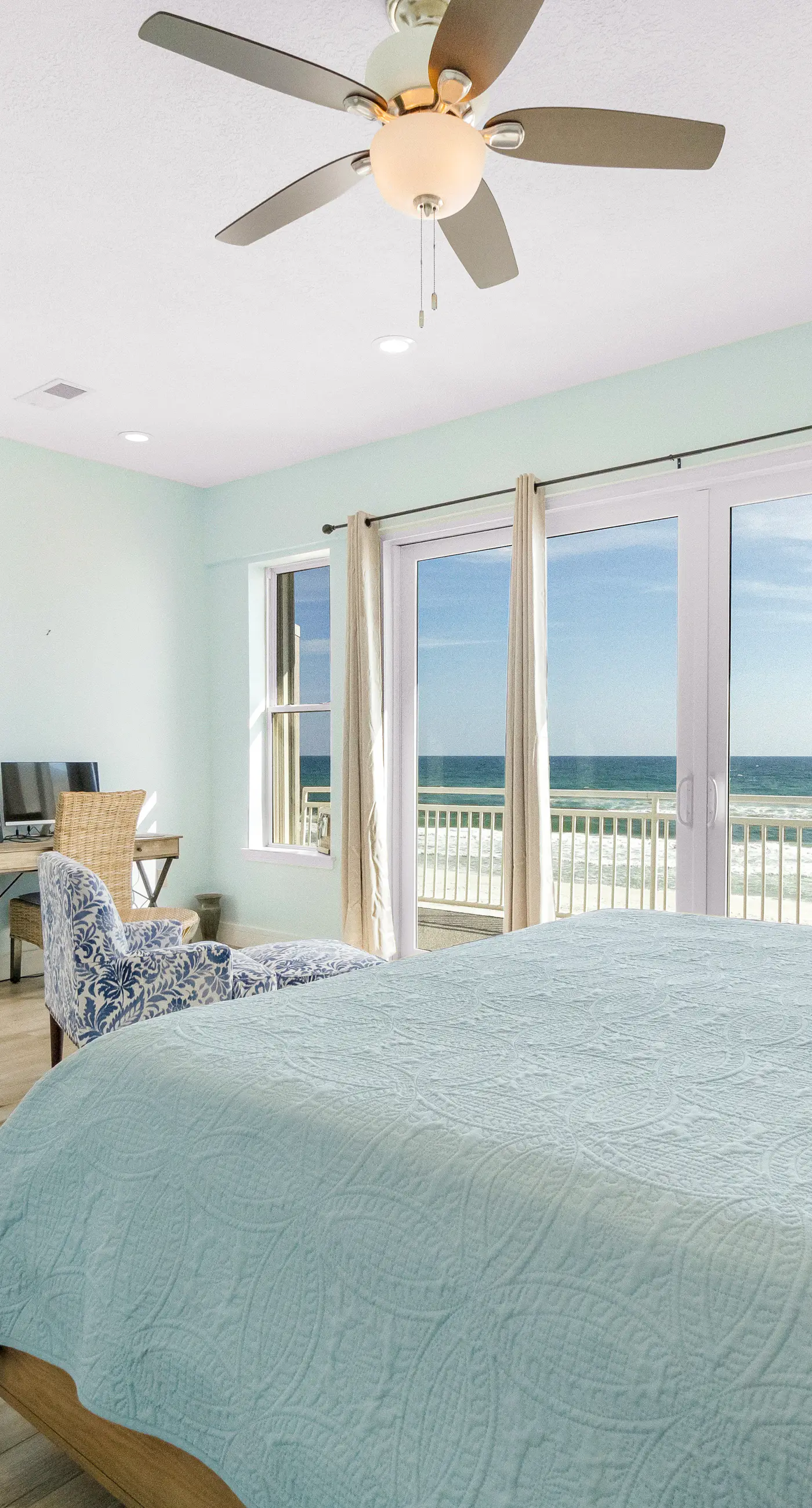 Beachfront townhome with ocean views, 2 balconies, W/D, & AC - dog-friendly