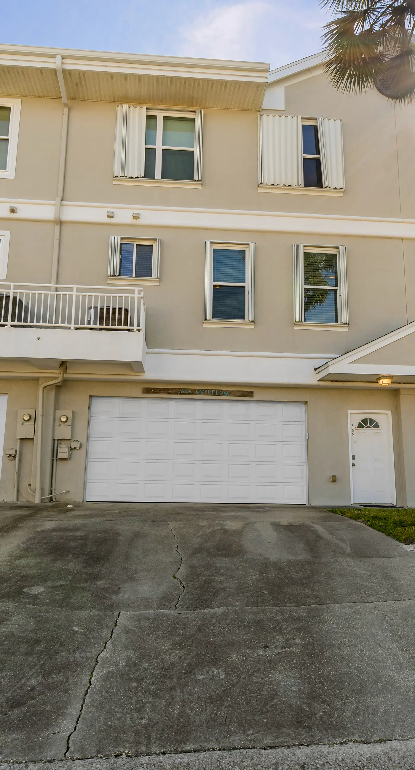 Beachfront townhome with ocean views, 2 balconies, W/D, & AC - dog-friendly