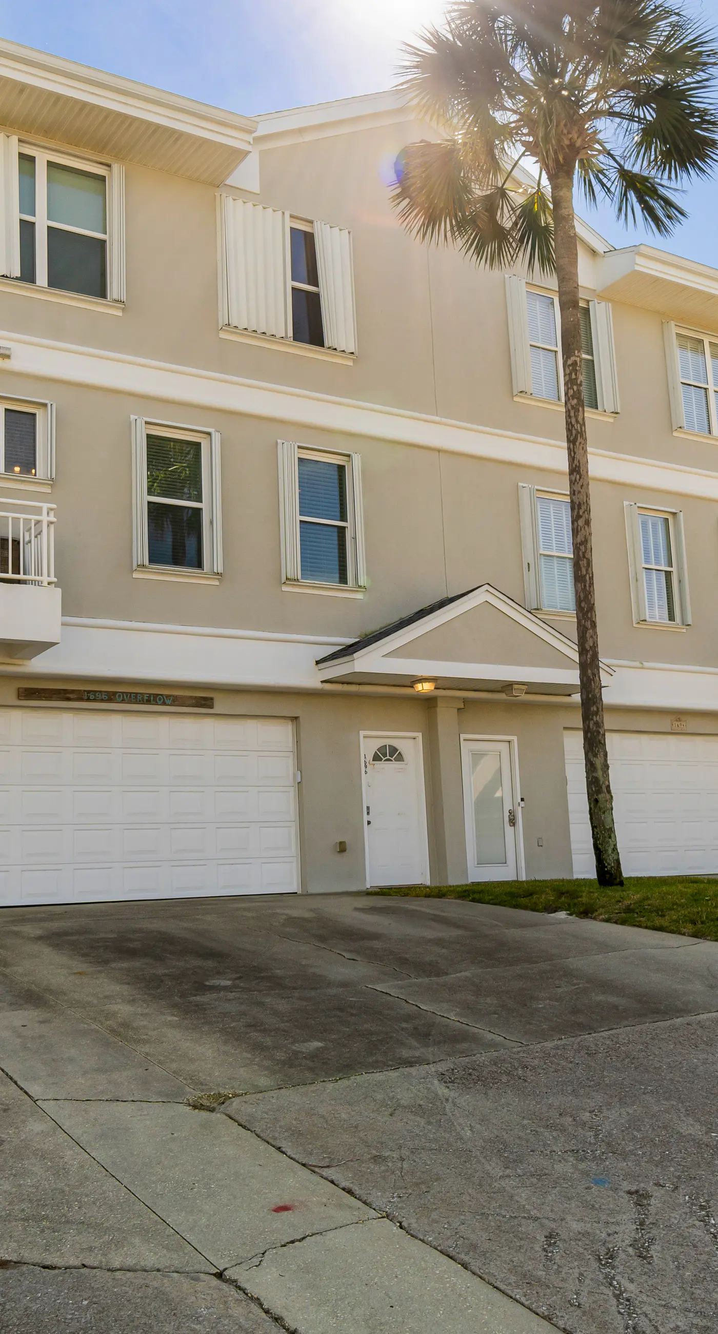 Beachfront townhome with ocean views, 2 balconies, W/D, & AC - dog-friendly